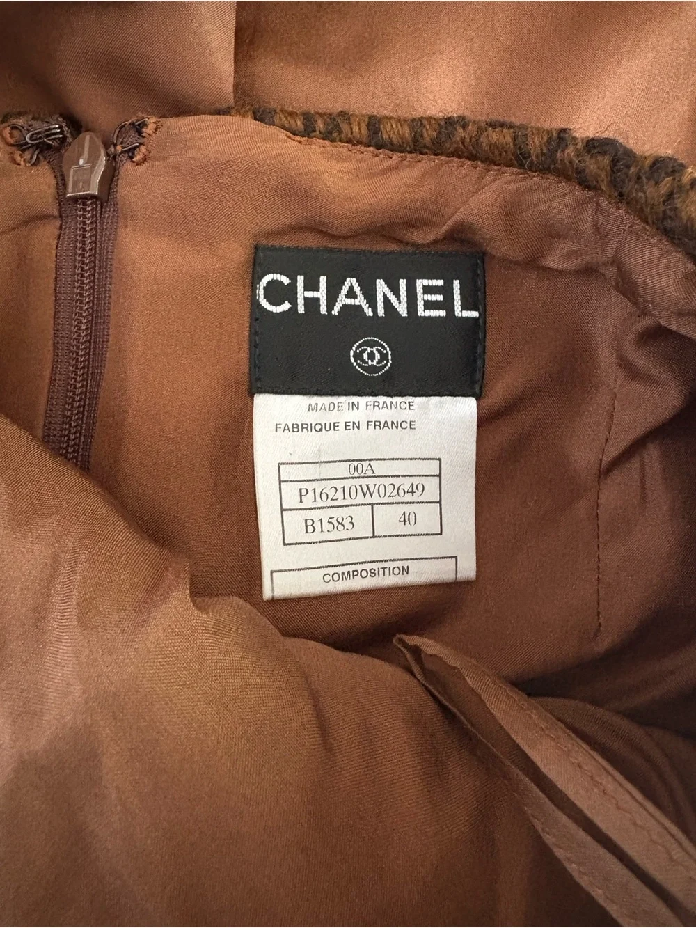 CHANEL 2000 Brown and Black Tweed Wool-skirt suit with belt